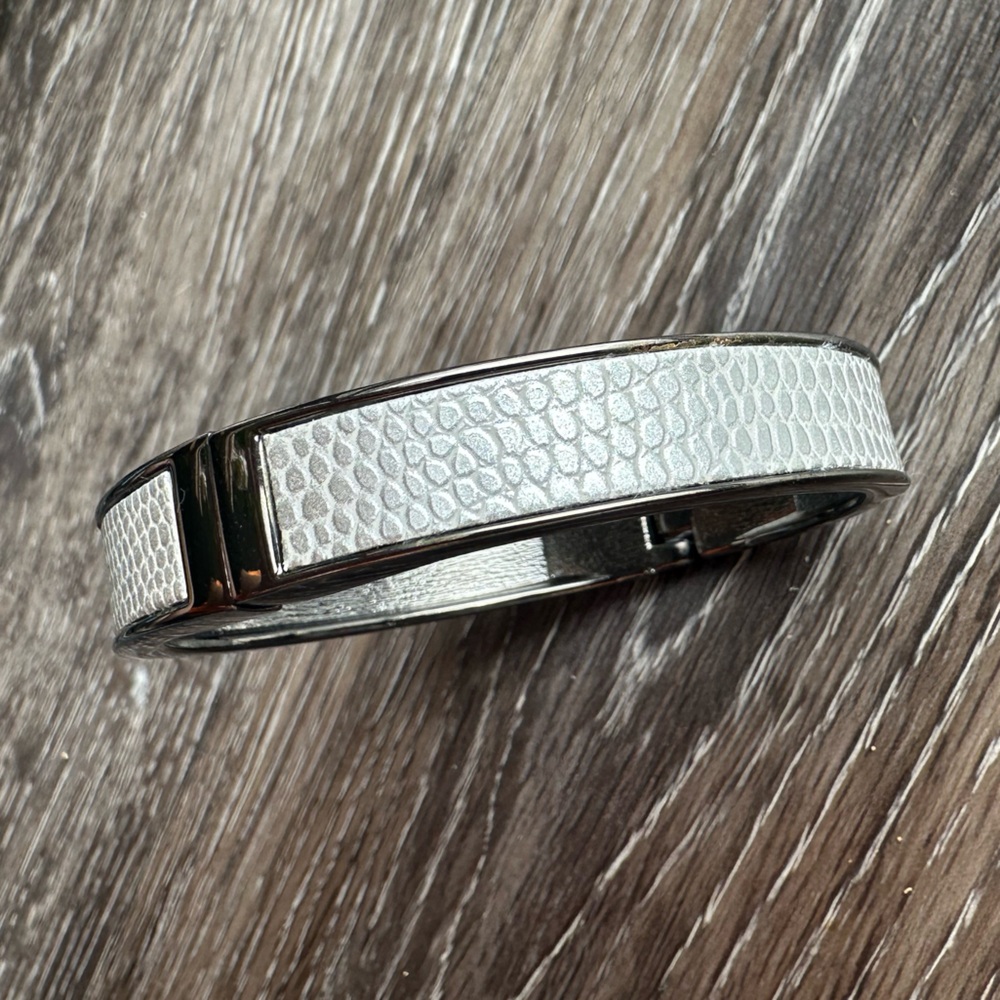 🔥Magnetic Closure Faux Crocodile Leather Clamper Pearly White Texture Bracelet